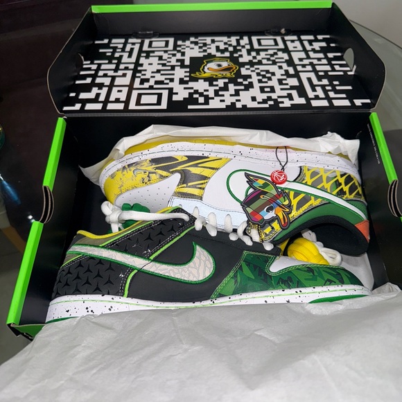 Nike Dunk PE Low What the Duck Dunks University of Oregon
Away White - Picture 4 of 6